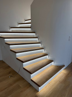 BUKOMA vinylové schody Wineo - zapnuté LED osvětlení